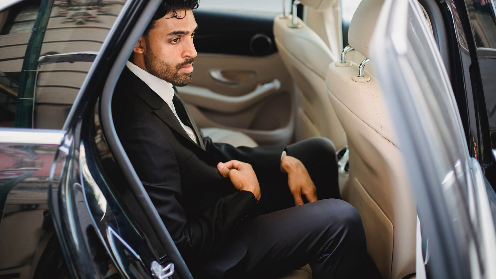 Passagier stapt in een taxi