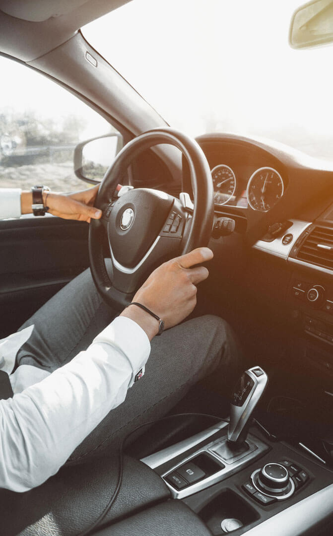 Chauffeur achter het stuur