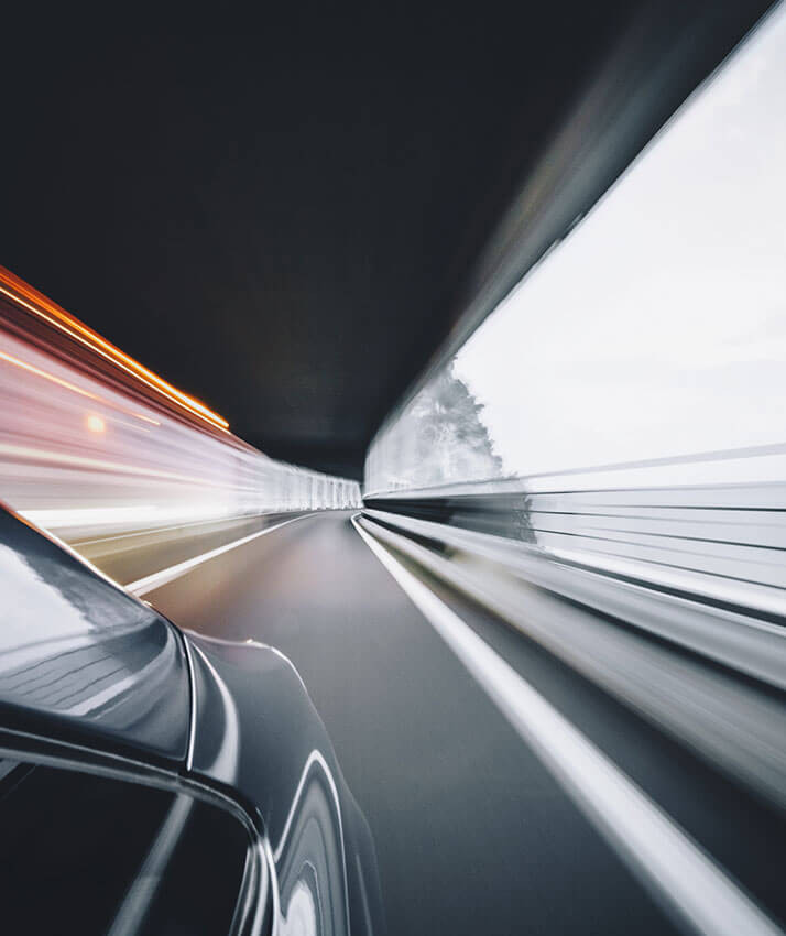 Auto onderweg op de snelweg bij nacht