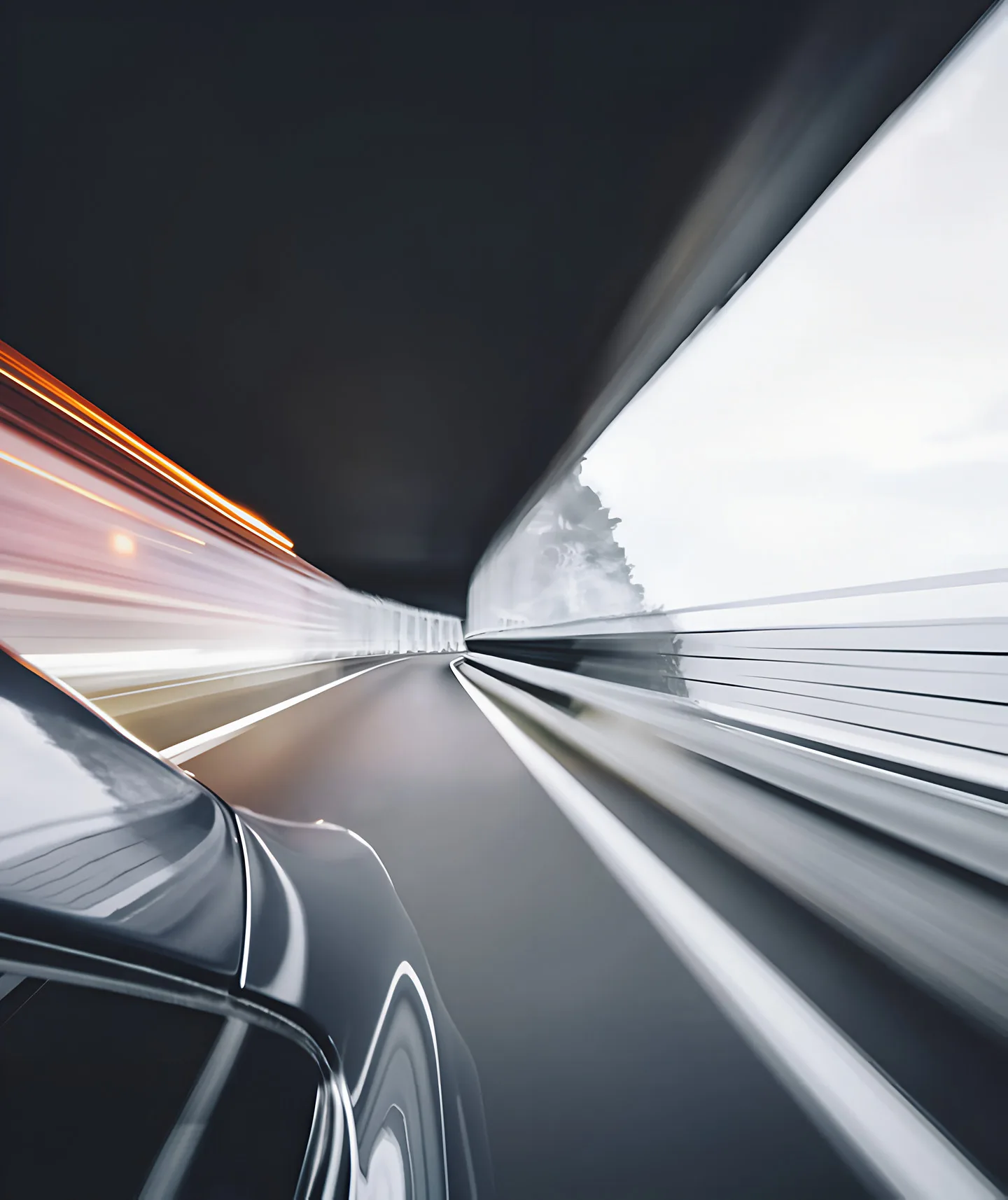 Auto onderweg op de snelweg bij nacht